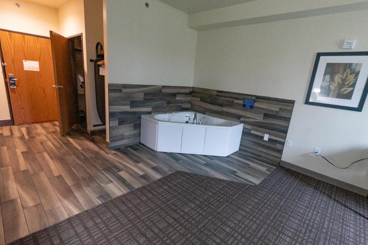 Cobblestone Hotel & Suites-Sheldon Екстер'єр фото